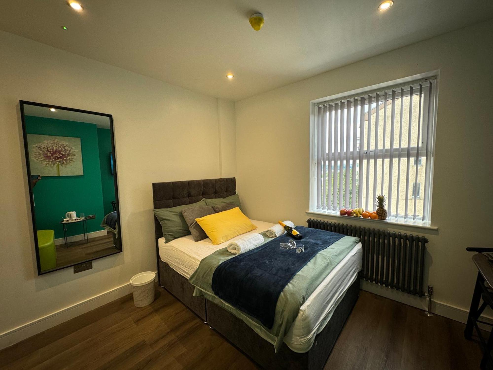 Southgate Luxury Apartments Elland ภายนอก รูปภาพ